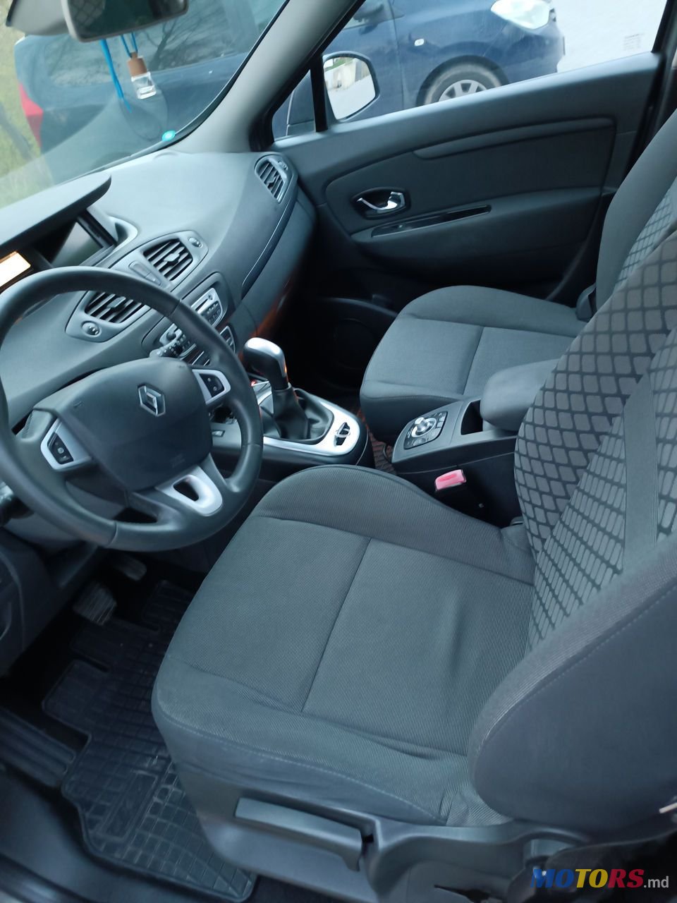 2011' Renault Scenic photo #6