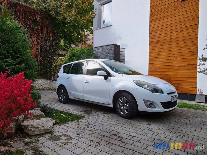 2011' Renault Grand Scenic photo #1