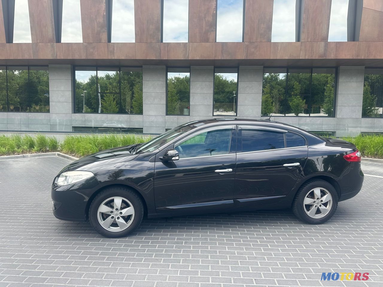 2011' Renault Fluence photo #4