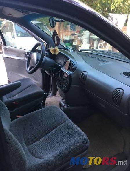 1998' Chrysler Voyager photo #2