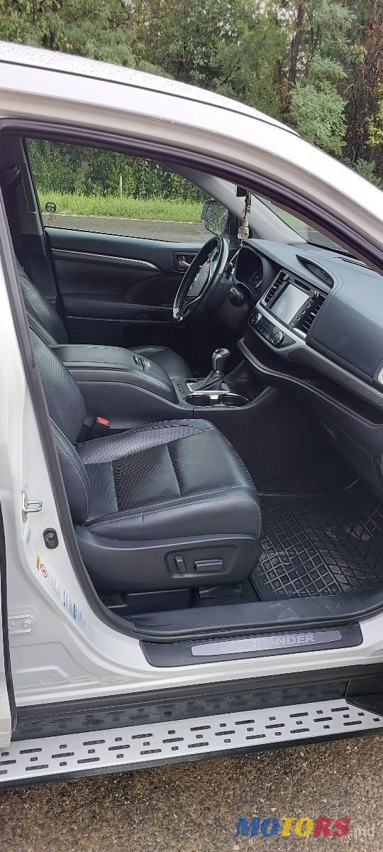 2017' Toyota Highlander photo #4