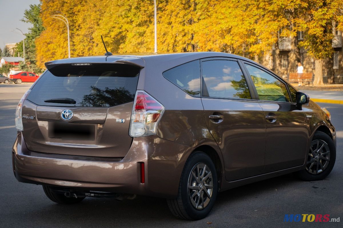 2017' Toyota Prius v photo #4