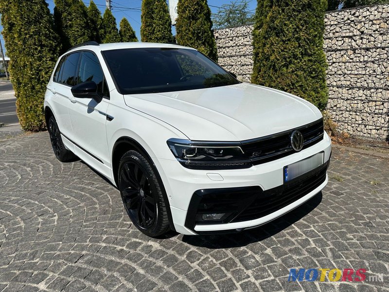 2019' Volkswagen Tiguan photo #1