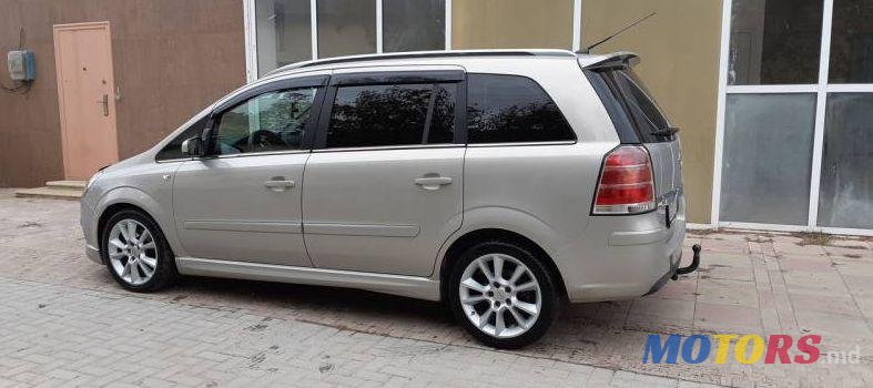 2005' Opel Zafira photo #1