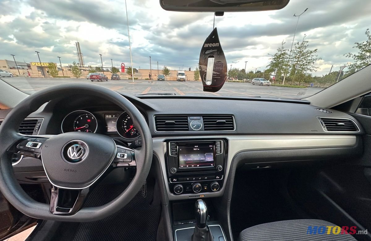 2016' Volkswagen Passat photo #3