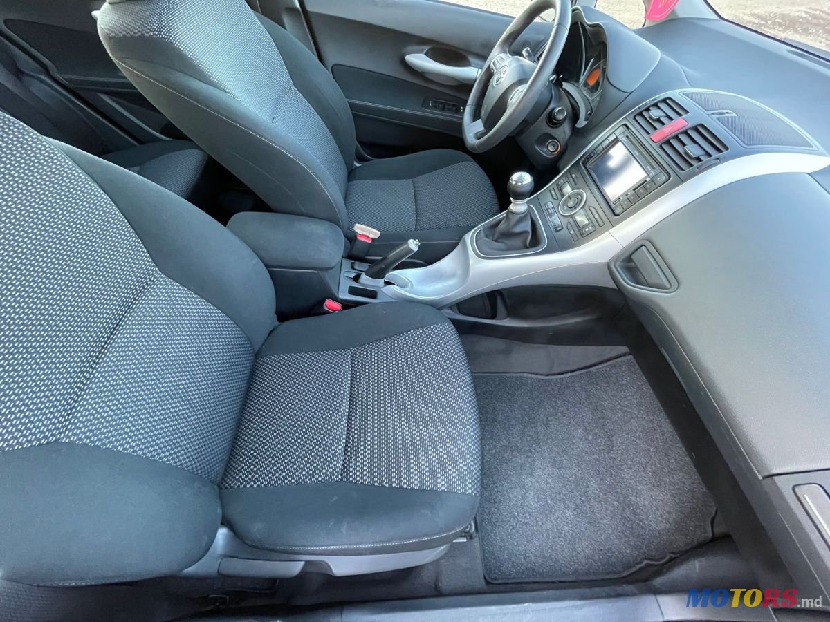 2011' Toyota Auris photo #4