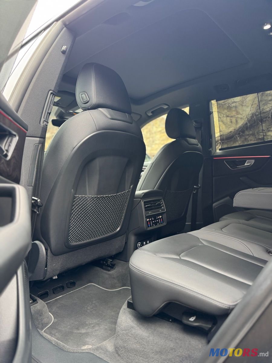 2019' Audi Q8 photo #6