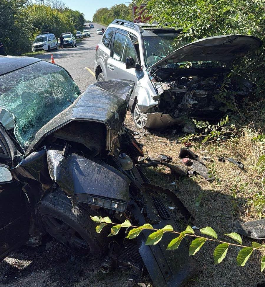 Momentul unui accident frontal în raionul Anenii Noi. Într-o mașină erau doi tineri polițiști