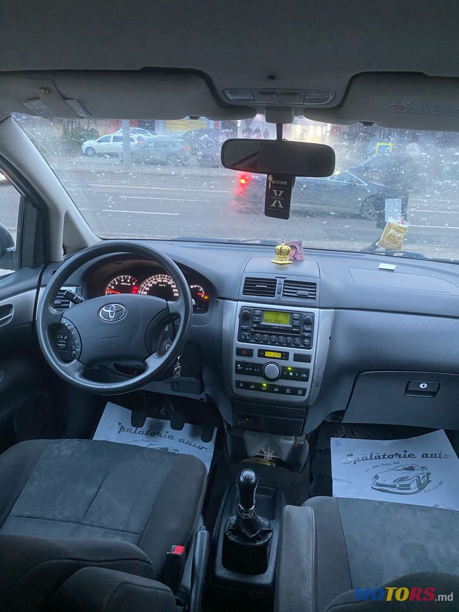 2005' Toyota Avensis Verso photo #4