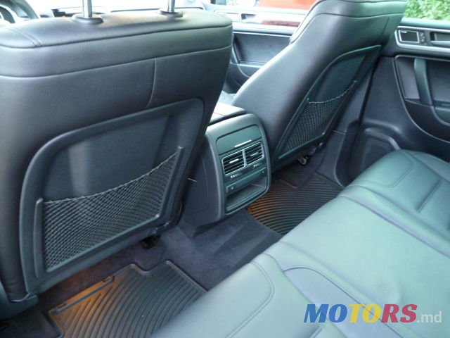 2012' Volkswagen Touareg photo #3