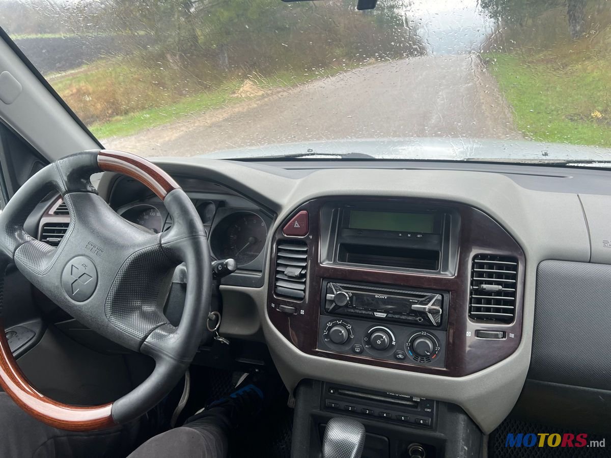 2001' Mitsubishi Pajero photo #6