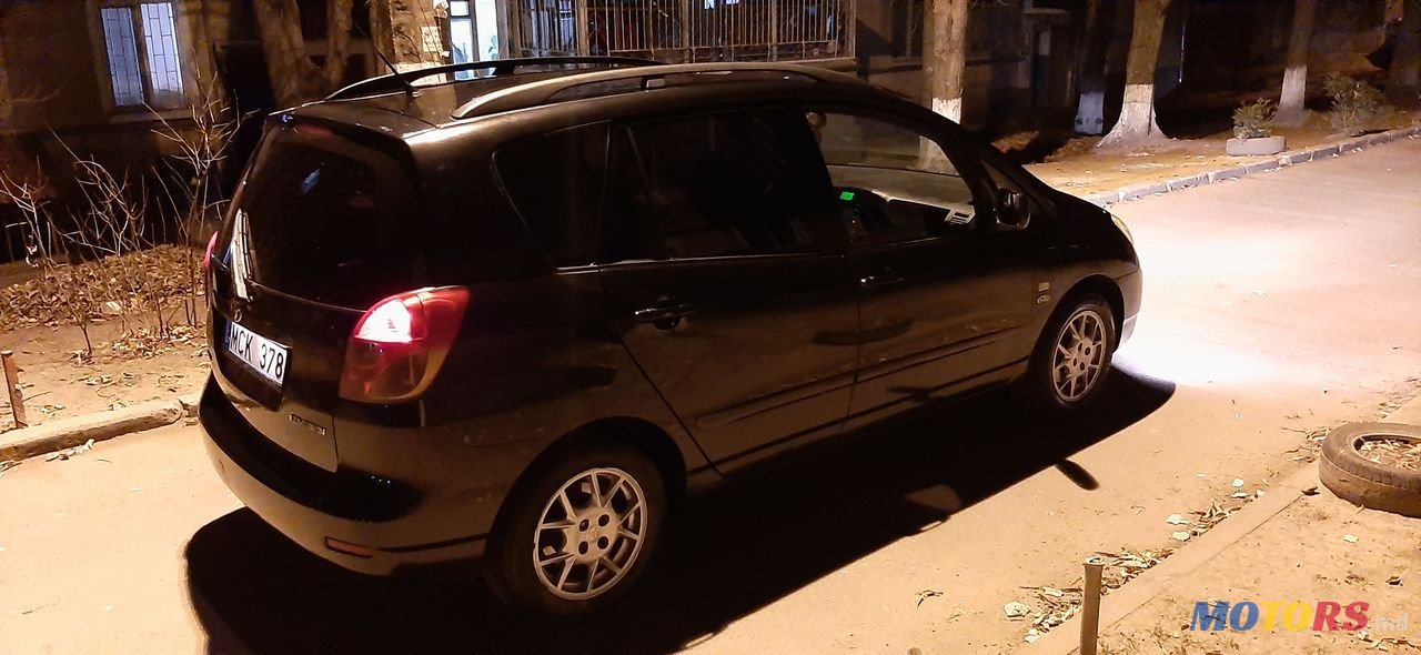 2004' Toyota Corolla Verso photo #3