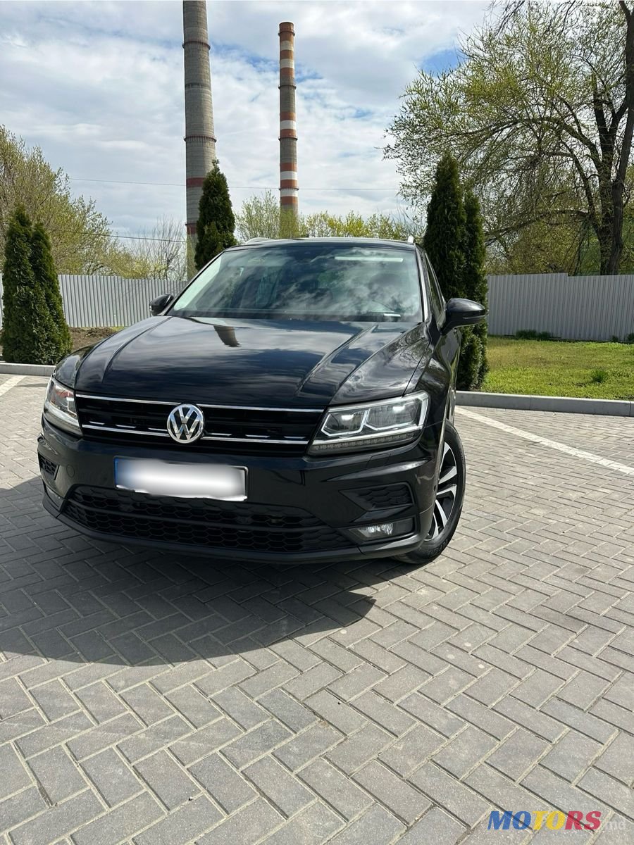 2019' Volkswagen Tiguan photo #2