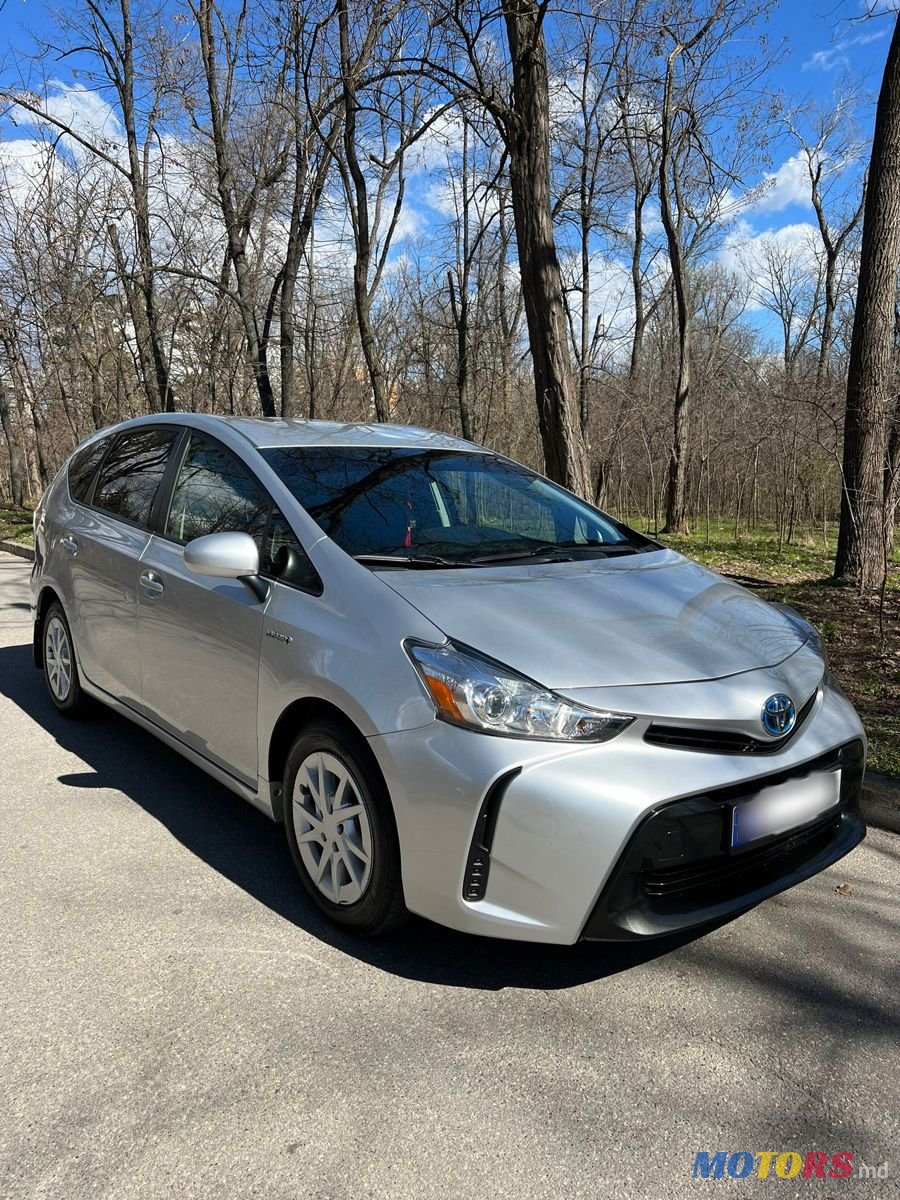 2015' Toyota Prius v photo #1