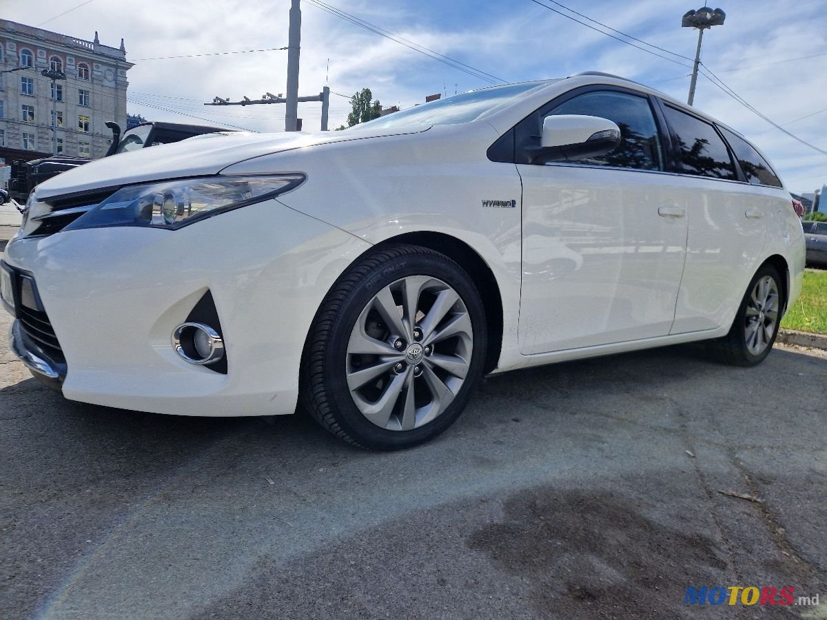 2013' Toyota Auris photo #3
