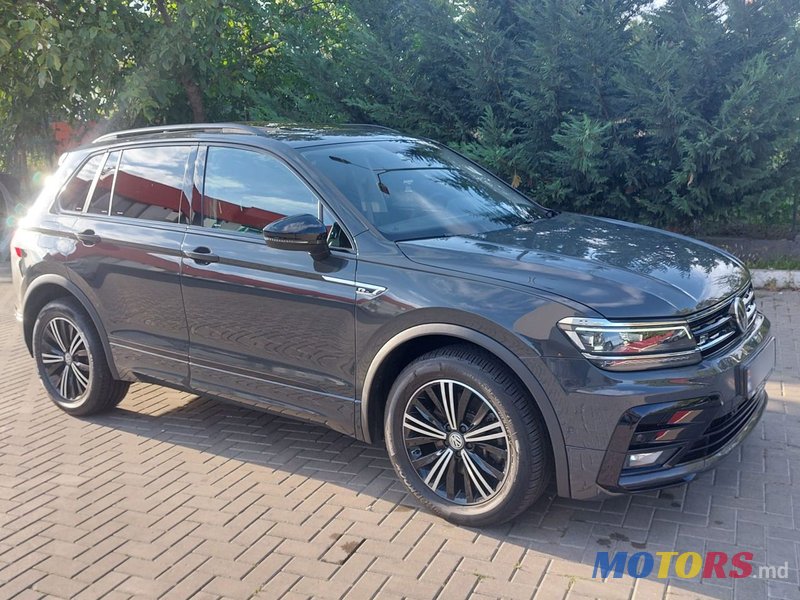 2019' Volkswagen Tiguan photo #2