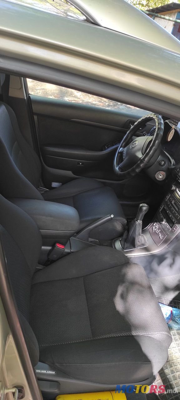2004' Toyota Avensis photo #2