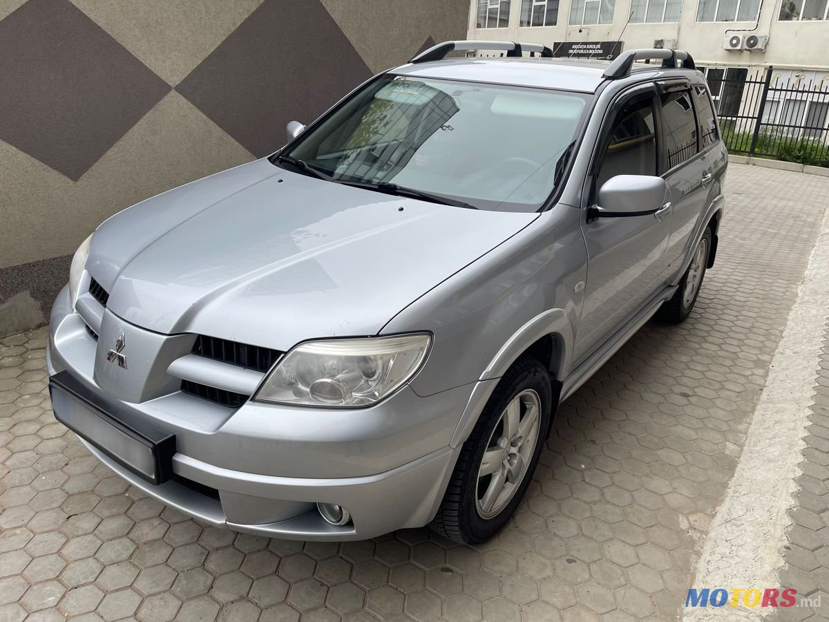 2009' Mitsubishi Outlander photo #2