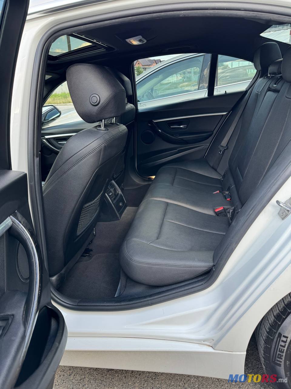 2018' BMW 3 Series Sedan photo #6