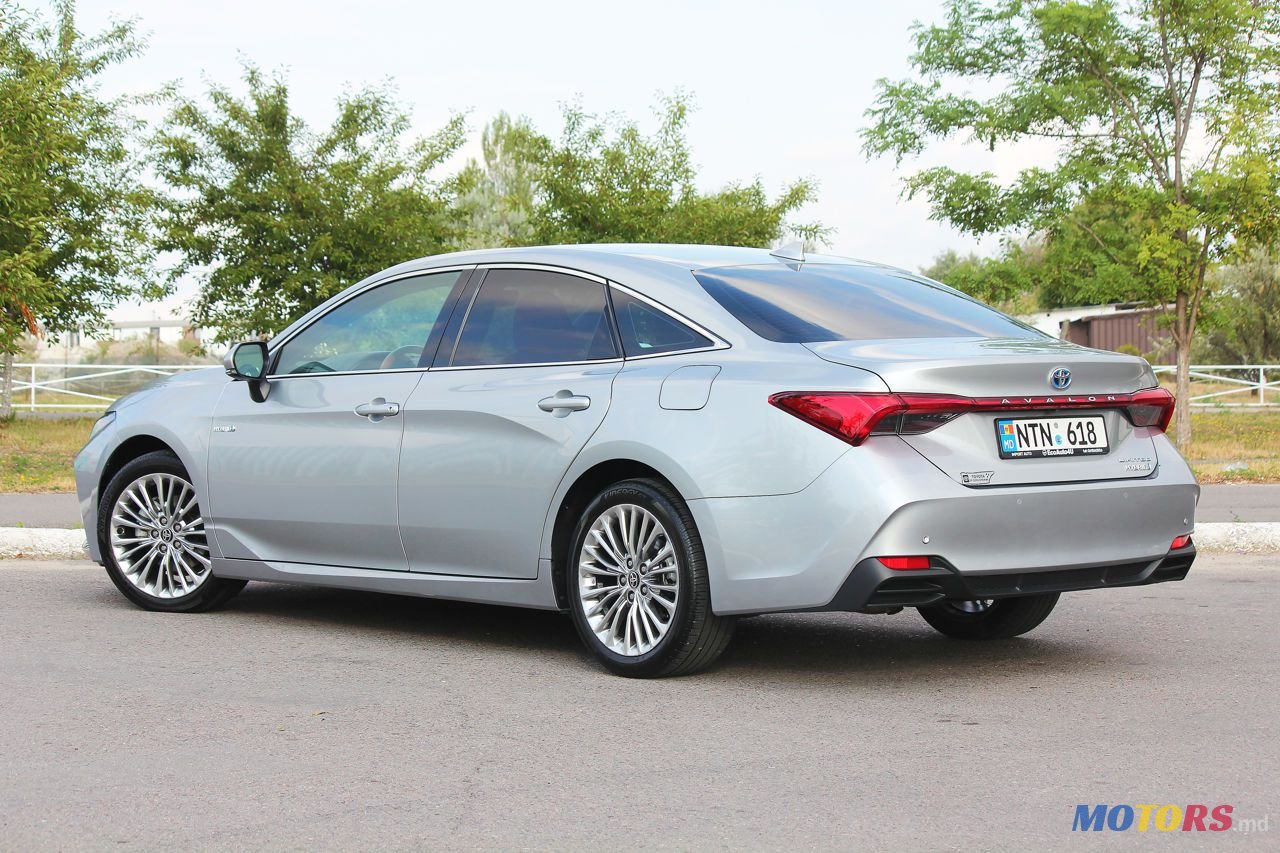 2020' Toyota Avalon photo #2