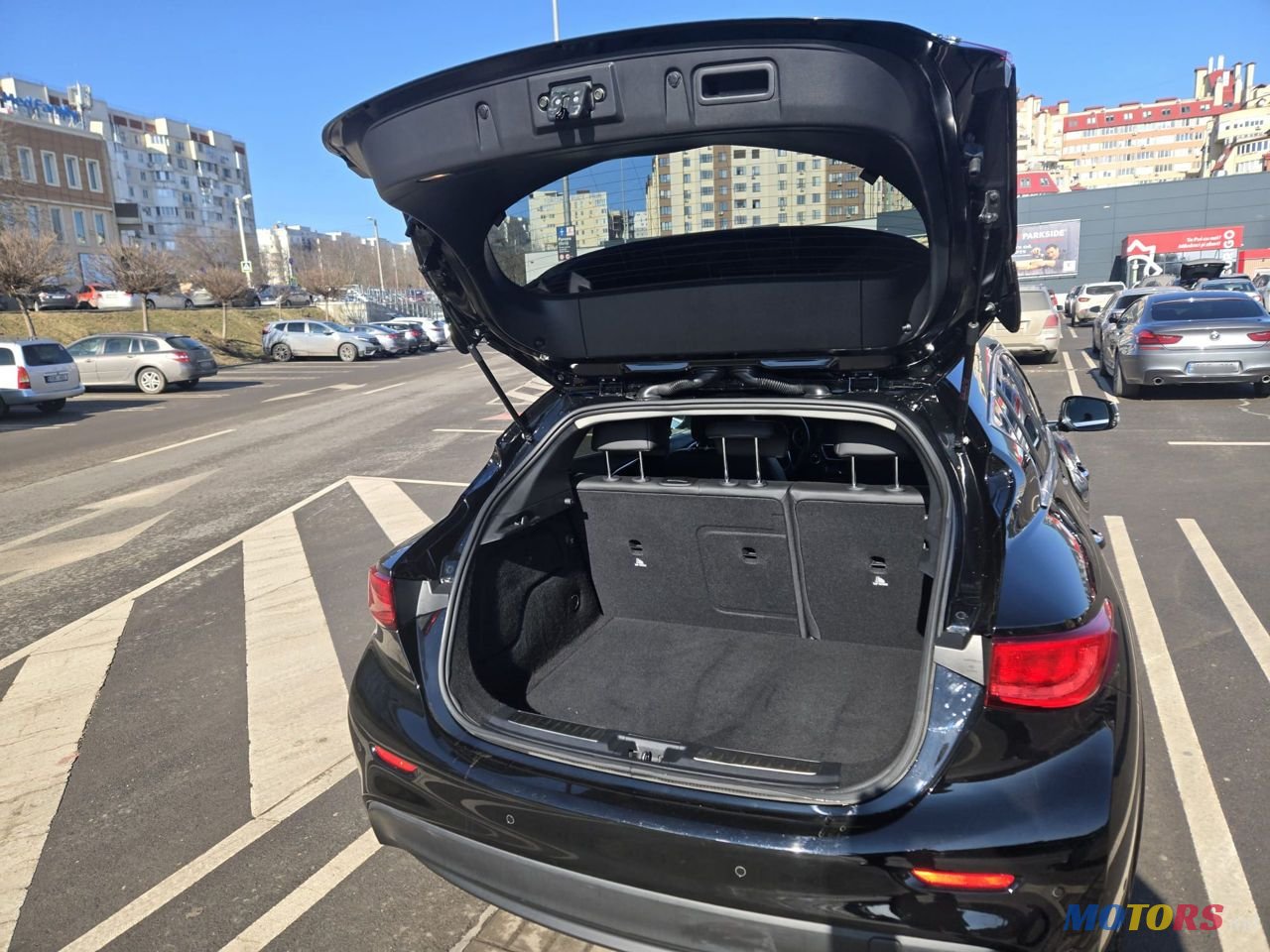 2016' Infiniti Q30 photo #6