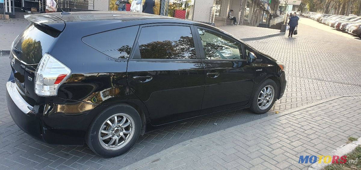 2012' Toyota Prius v photo #1