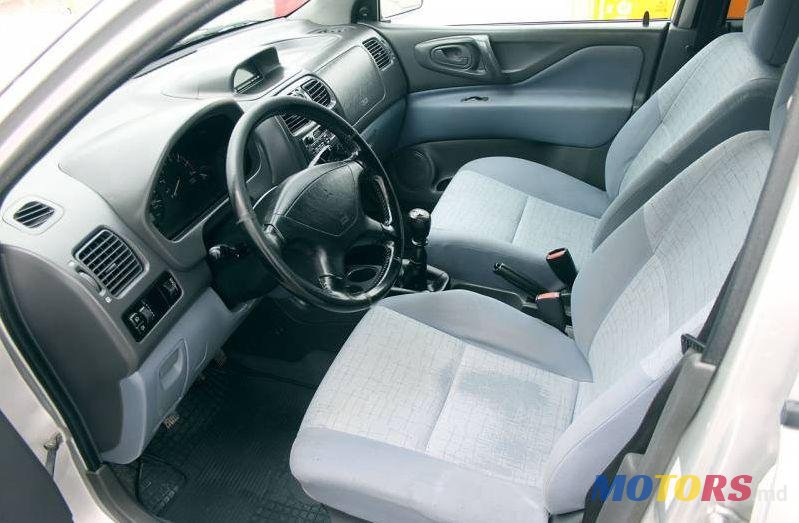 2002' Mitsubishi Space Star photo #1