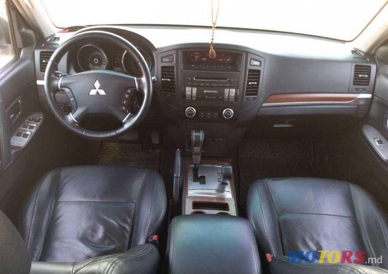 2007' Mitsubishi Pajero photo #2