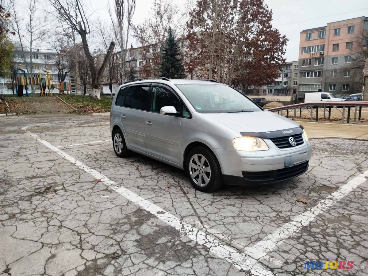 2004' Volkswagen Touran photo #2