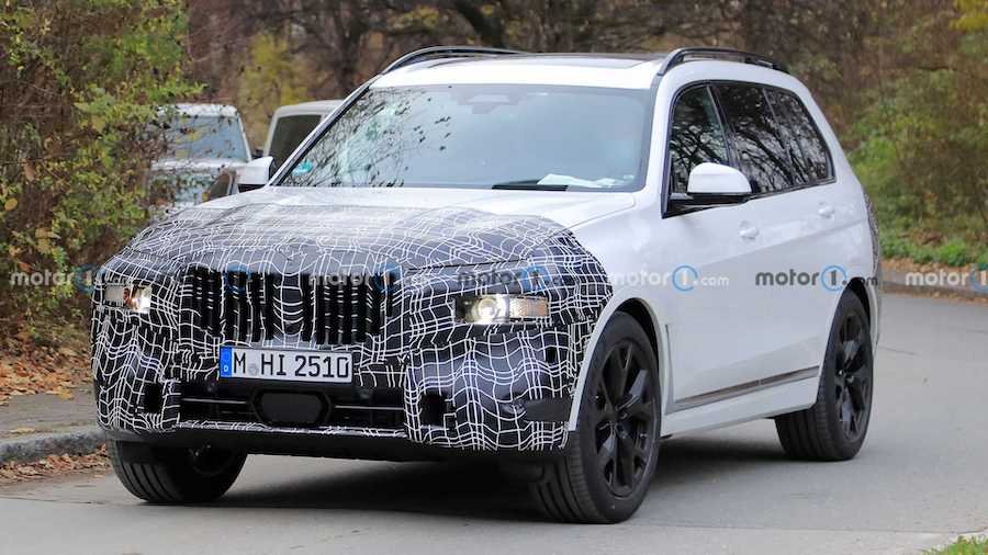 2022 BMW X7 Facelift Spied With Lower-Mounted Headlights?