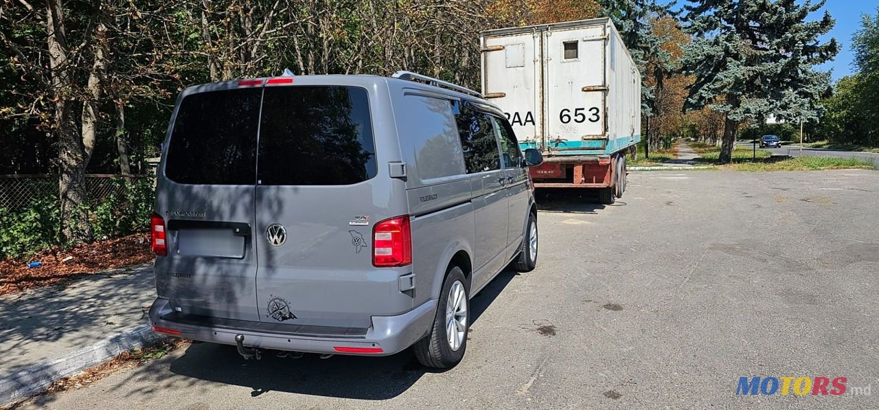 2016' Volkswagen Transporter photo #2