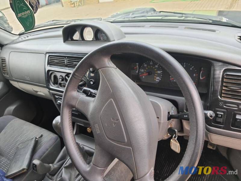 2005' Mitsubishi Pajero Sport photo #3