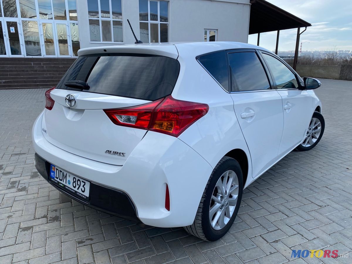 2013' Toyota Auris photo #3