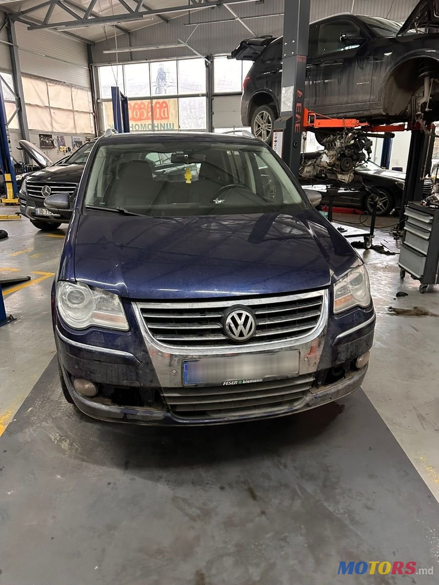 2010' Volkswagen Touran photo #1