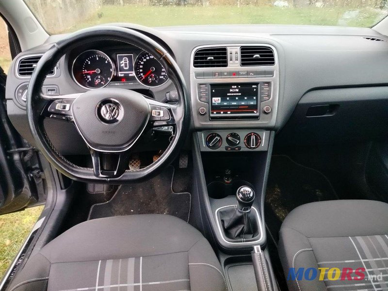 2015' Volkswagen Polo photo #5
