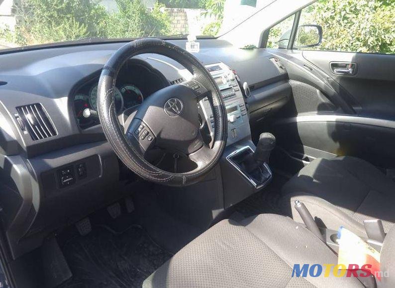 2004' Toyota Corolla Verso photo #2