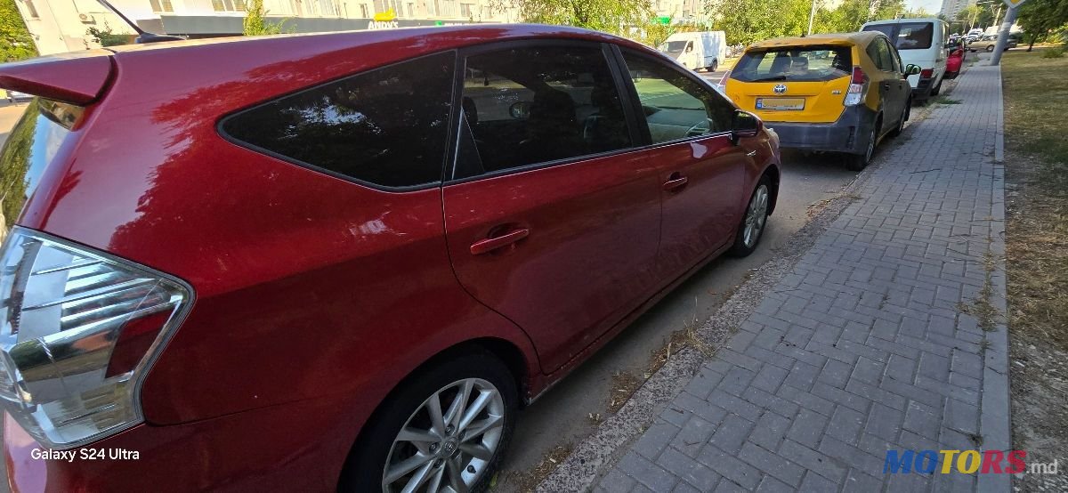 2013' Toyota Prius v photo #6