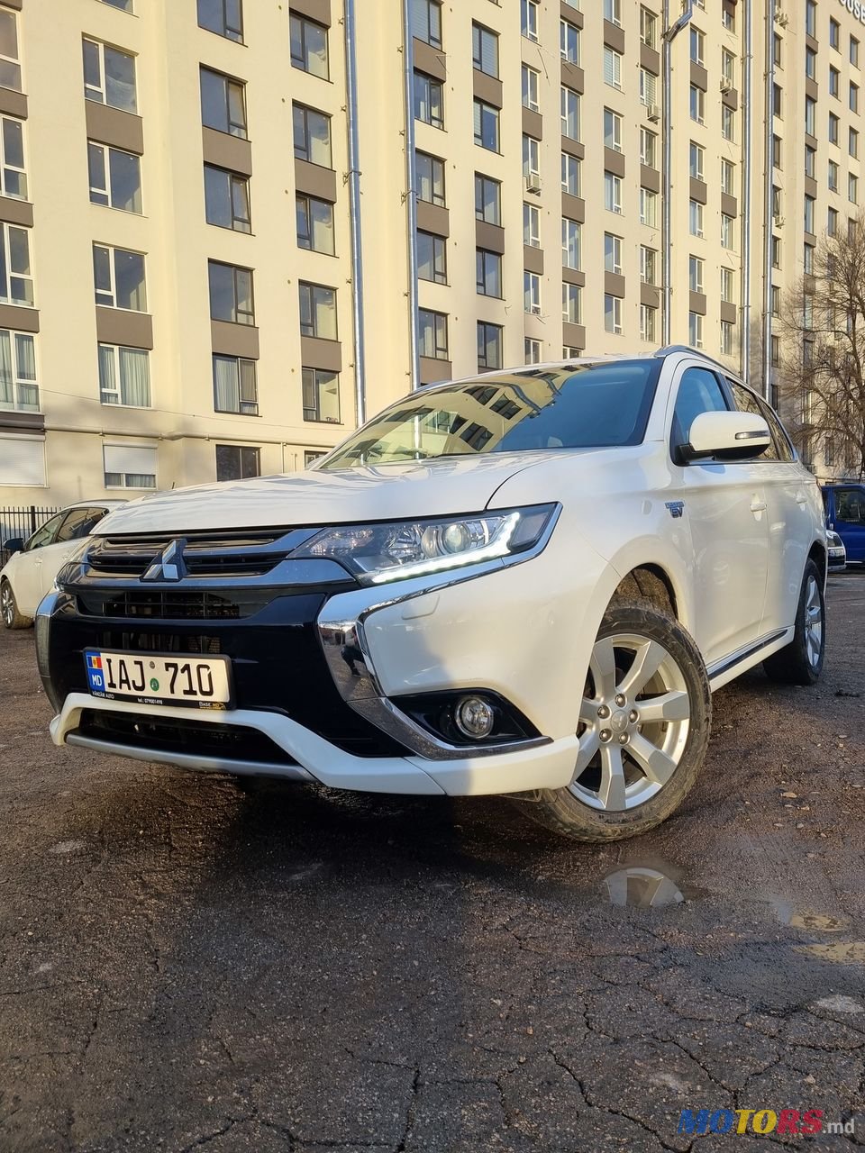 2016' Mitsubishi Outlander photo #3