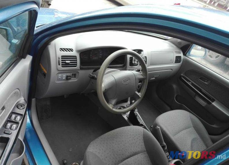 2004' Kia Rio photo #2