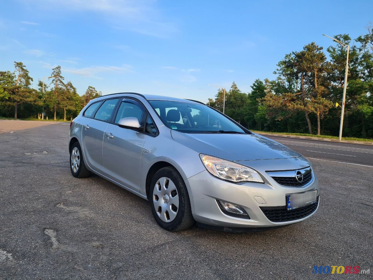 2012' Opel Astra photo #2