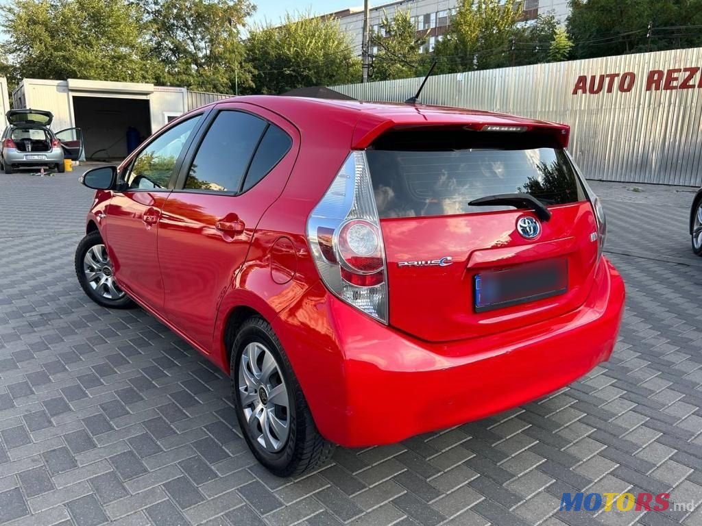 2014' Toyota Prius c photo #2