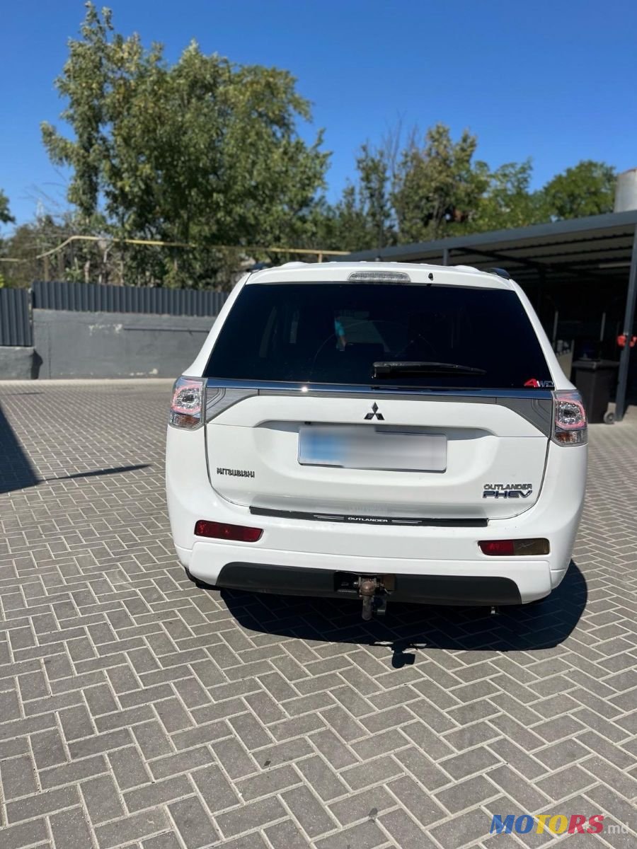 2013' Mitsubishi Outlander photo #2