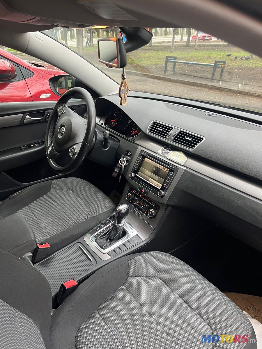 2011' Volkswagen Passat photo #5