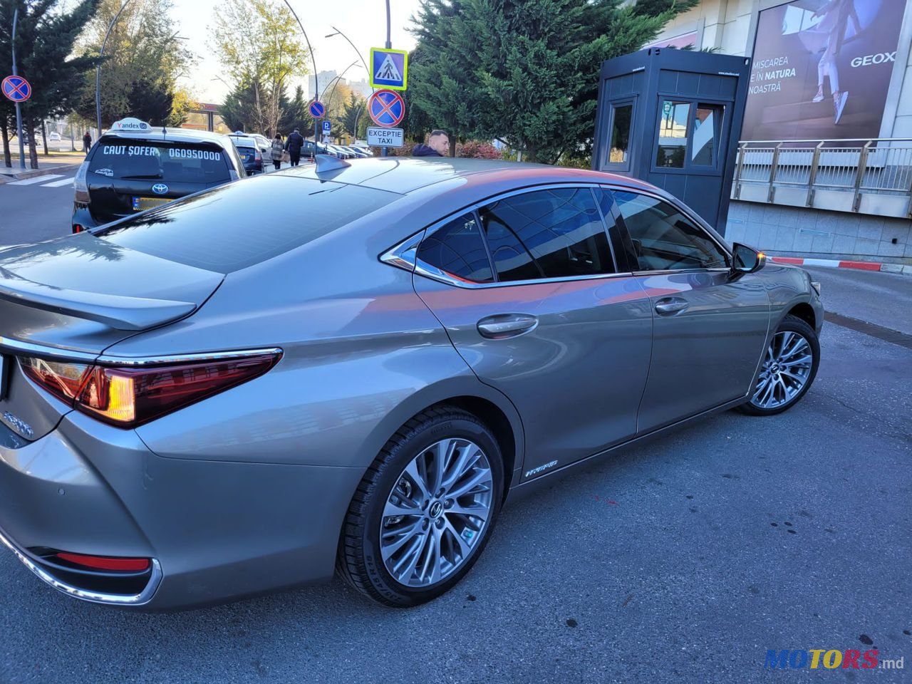 2020' Lexus Es Series photo #4