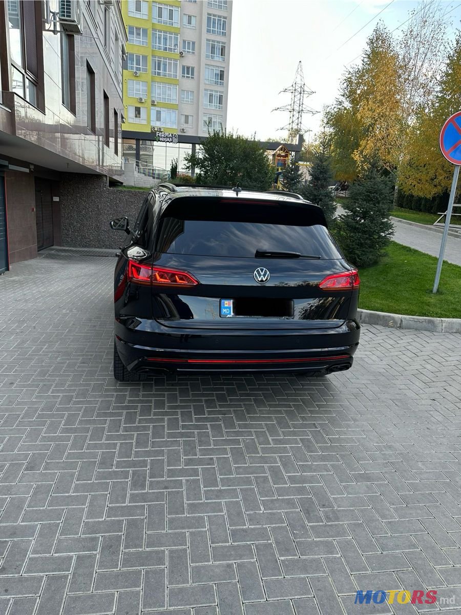 2022' Volkswagen Touareg photo #3