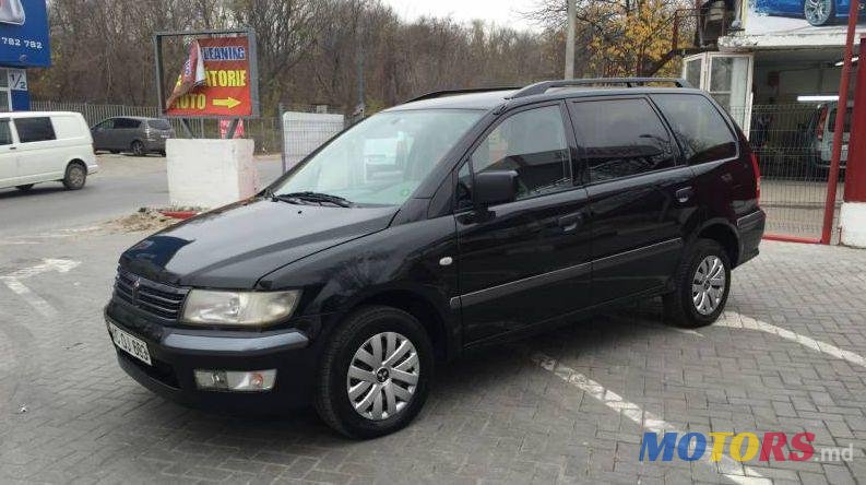 2002' Mitsubishi Space Wagon photo #3