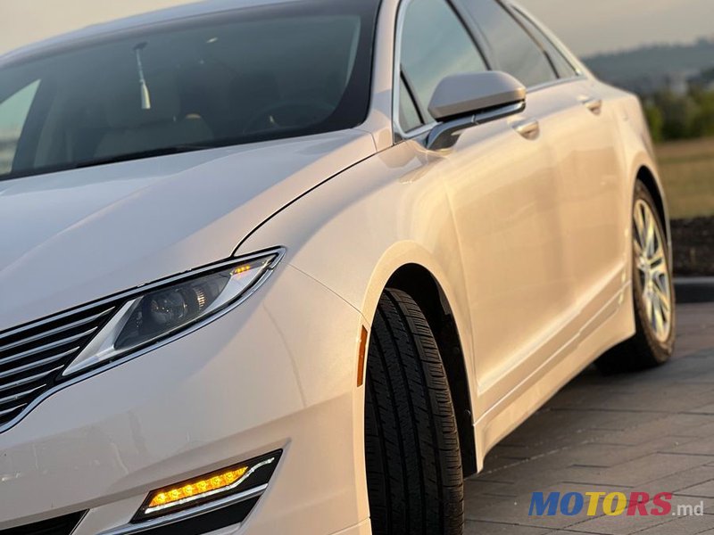 2013' Lincoln MKZ photo #5