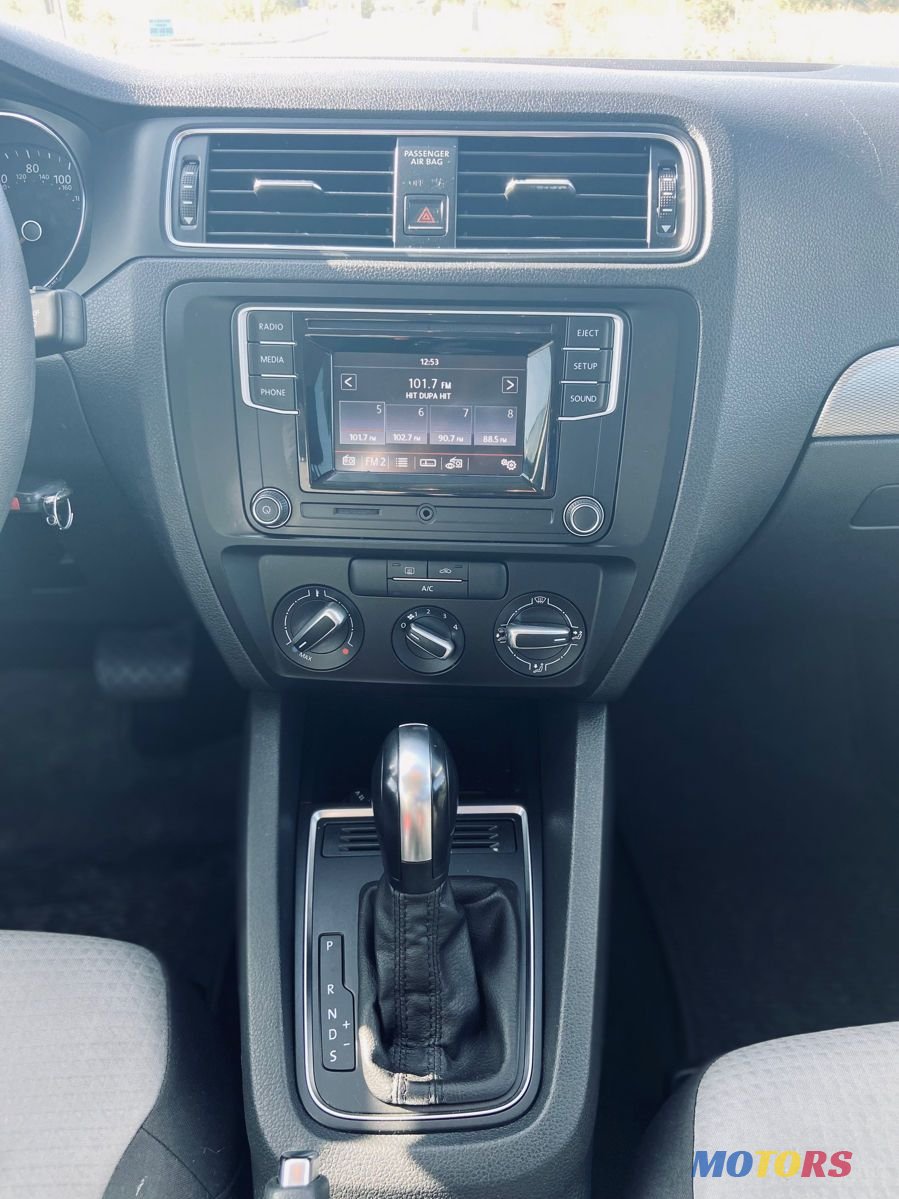 2016' Volkswagen Jetta photo #5