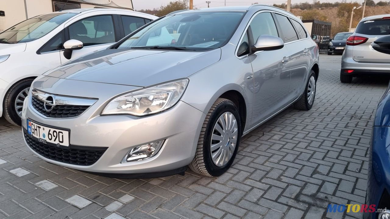 2012' Opel Astra photo #1
