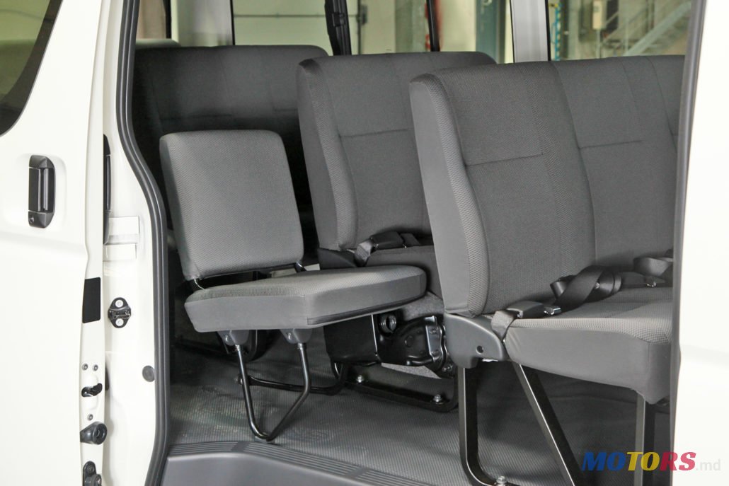 2015' Toyota Hiace photo #3